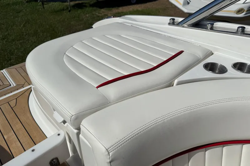 Slide: The Image of White leather seating on a 2003 Cobalt 282 boat with red accents and cup holders. - 39