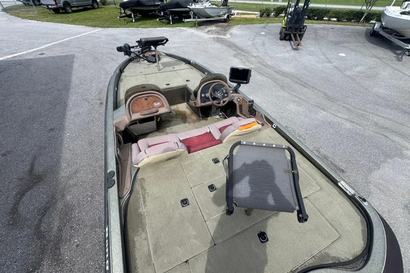 Slide: The Image of 2000 Ranger 520DVX Comanche boat interior with steering console and seating. - 11