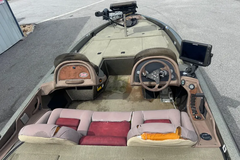 Slide: The Image of 2000 Ranger 520DVX Comanche boat interior with steering wheel and seating. - 13