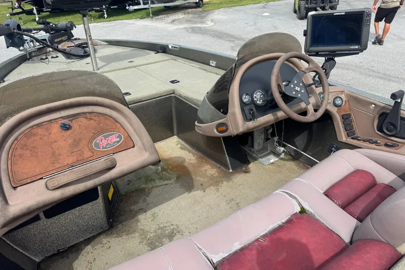 Slide: The Image of 2000 Ranger 520DVX Comanche boat interior with steering wheel and control panel. - 14