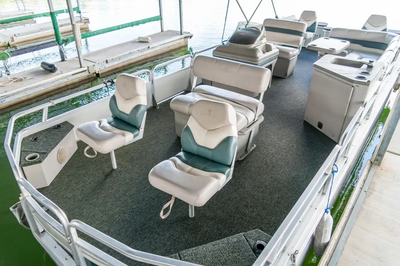 Slide: The Image of 2000 Sun Tracker Fishin' Barge 25 pontoon boat with spacious seating and fishing amenities. - 8