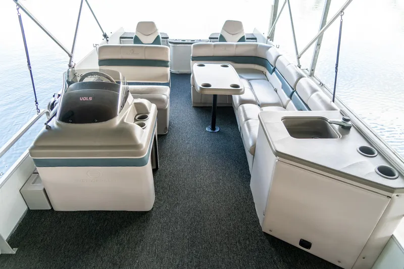 Slide: The Image of Interior of a 2000 Sun Tracker Fishin' Barge 25 pontoon boat with seating and helm. - 9