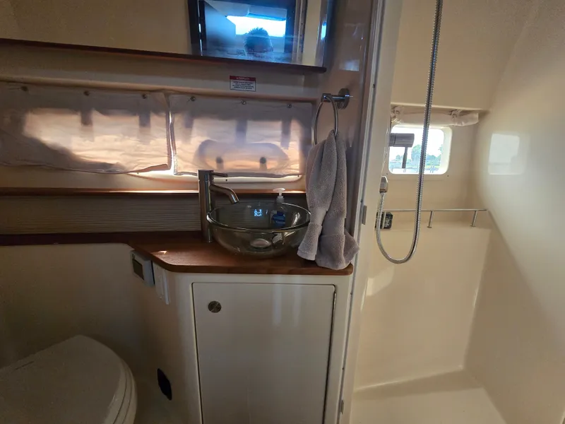 Slide: The Image of Sea Ray Sundancer 350 Coupe 2018 - 11