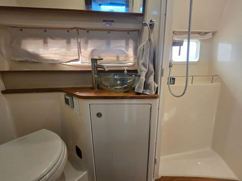 Slide: The Image of Sea Ray Sundancer 350 Coupe 2018 - 12