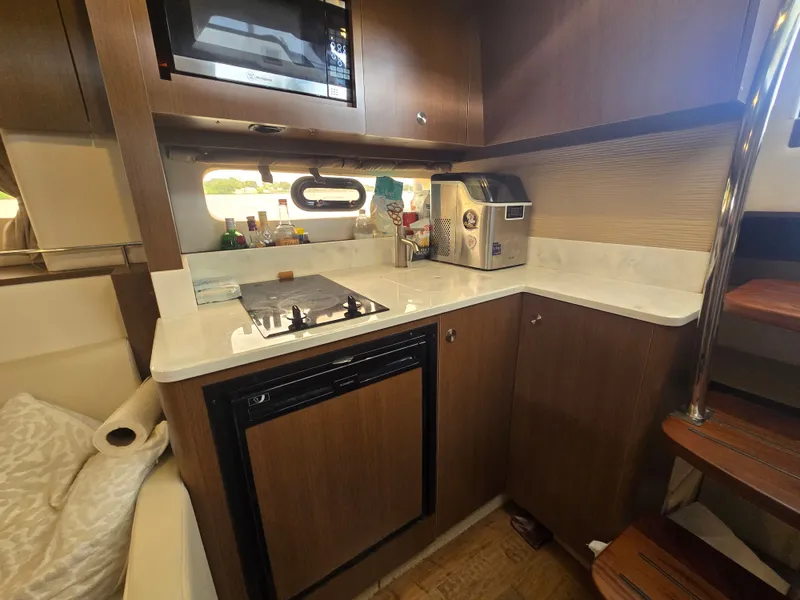 Slide: The Image of Sea Ray Sundancer 350 Coupe 2018 - 13