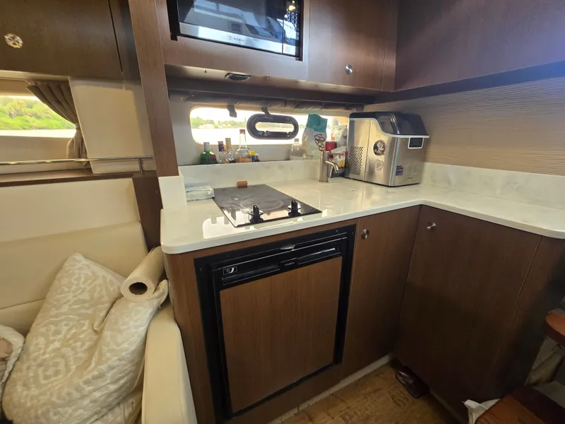 Slide: The Image of Sea Ray Sundancer 350 Coupe 2018 - 14