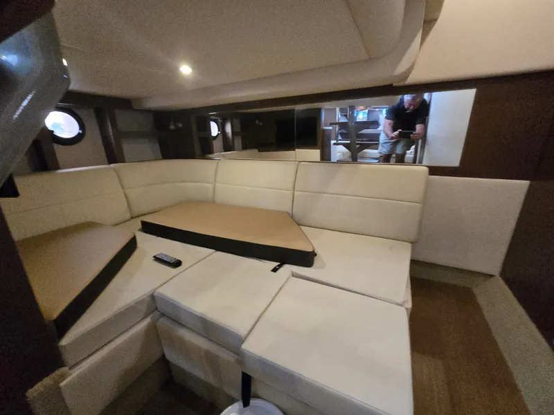 Slide: The Image of Sea Ray Sundancer 350 Coupe 2018 - 15