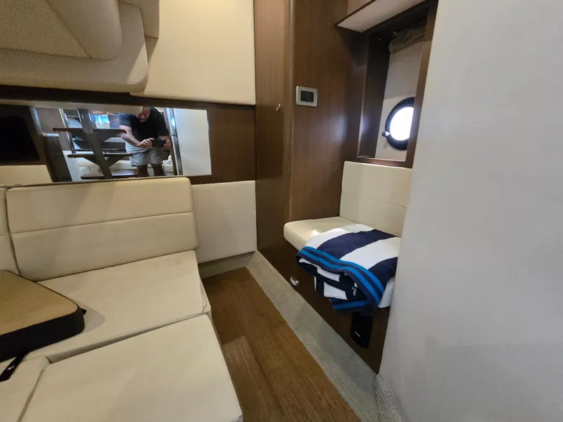 Slide: The Image of Sea Ray Sundancer 350 Coupe 2018 - 16
