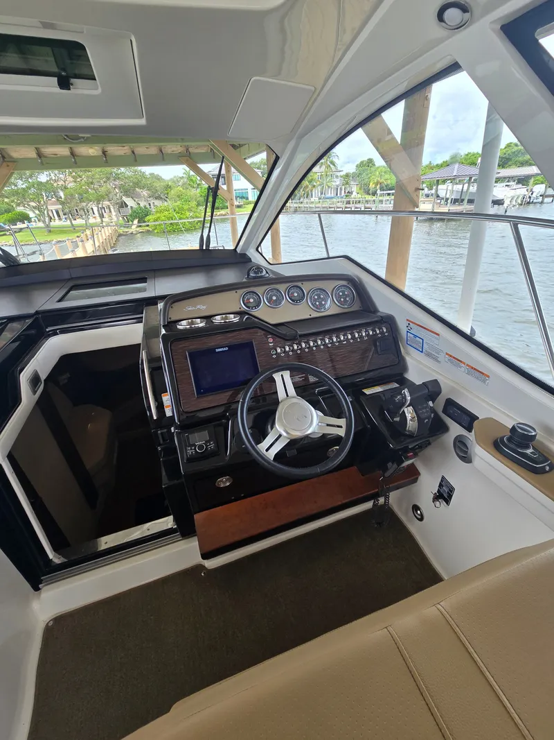 Slide: The Image of Sea Ray Sundancer 350 Coupe 2018 - 17