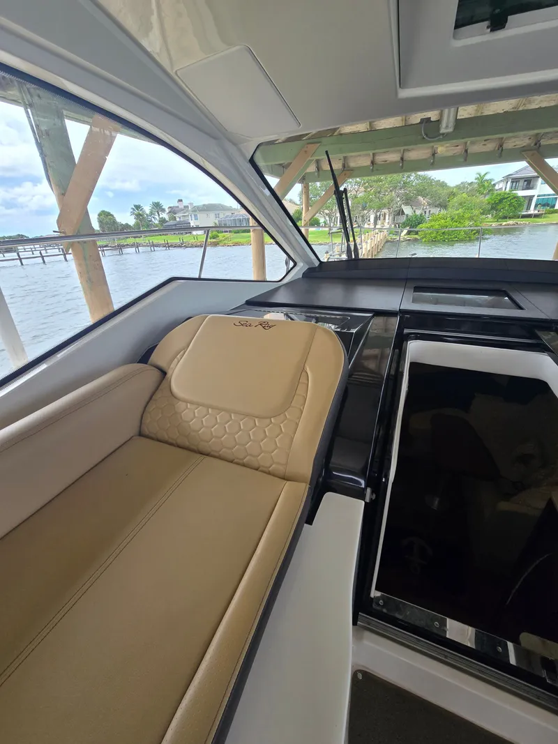 Slide: The Image of Sea Ray Sundancer 350 Coupe 2018 - 18