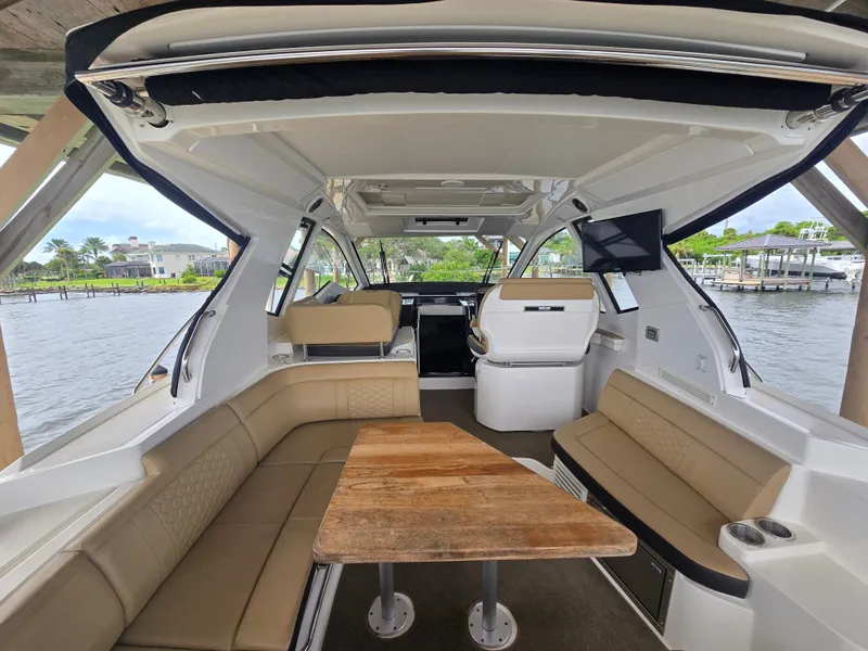 Slide: The Image of Sea Ray Sundancer 350 Coupe 2018 - 27