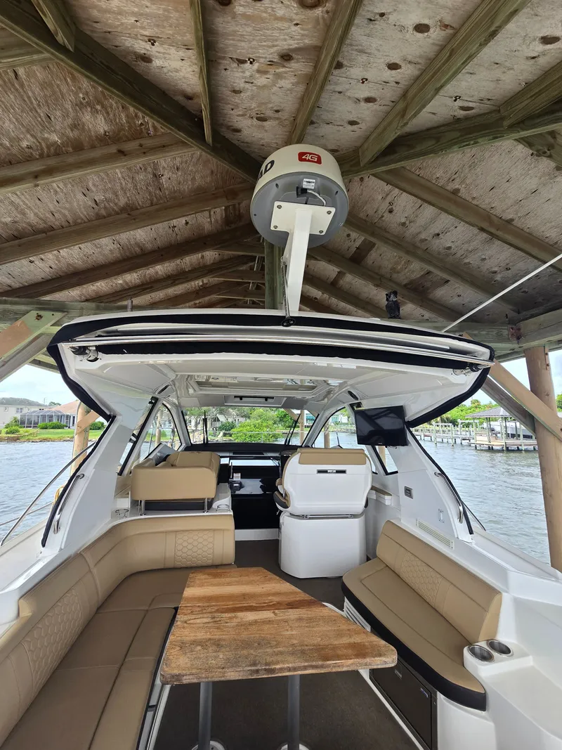 Slide: The Image of Sea Ray Sundancer 350 Coupe 2018 - 28