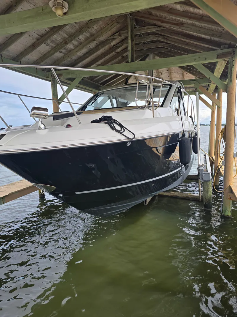 Slide: The Image of Sea Ray Sundancer 350 Coupe 2018 - 3