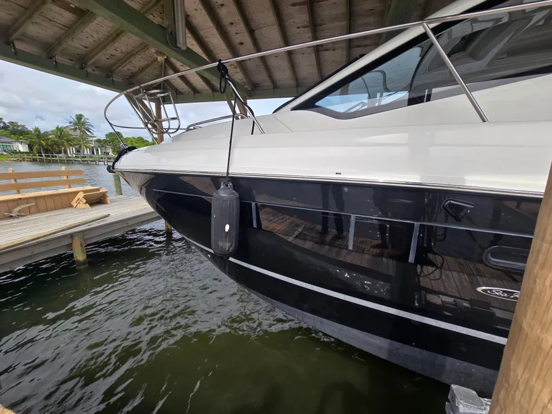 Slide: The Image of Sea Ray Sundancer 350 Coupe 2018 - 4