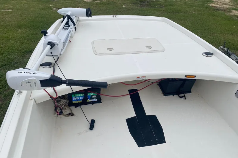 Slide: The Image of 2015 Mako 171 Center Console boat with Minn Kota trolling motor and battery setup. - 6
