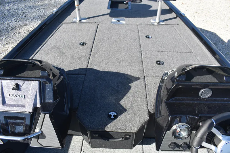 Slide: The Image of 2026 Lund 1875 Renegade boat capacity label, 5 persons or 750 lbs limit. - 13