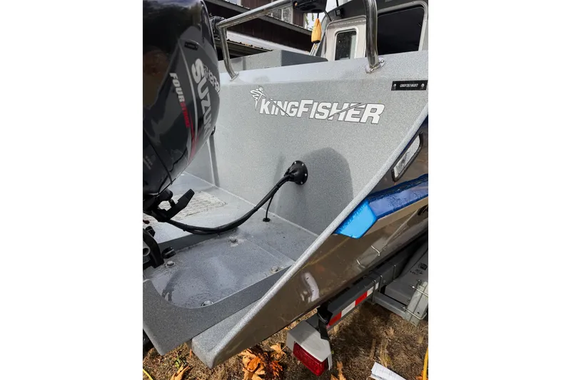 Slide: The Image of 2017 KingFisher 2825 Offshore boat with Suzuki outboard motor, rear view. - 15
