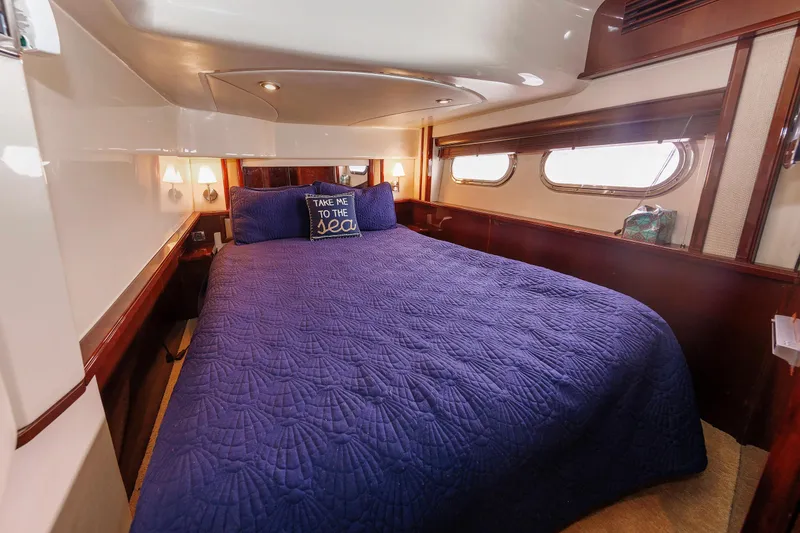 Slide: The Image of Luxurious cabin interior of 2010 Sea Ray 520 Sedan Bridge yacht. - 58
