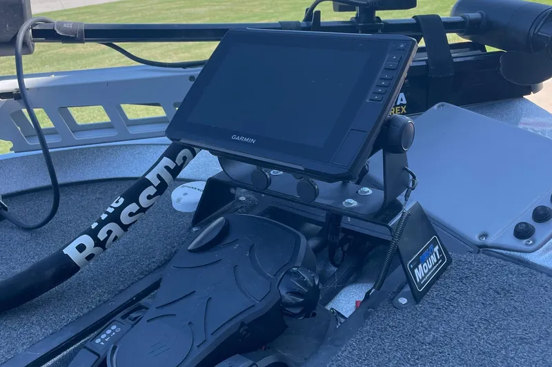 Slide: The Image of 2018 Ranger Z185 boat with Garmin fishfinder and BassCat accessories. - 5