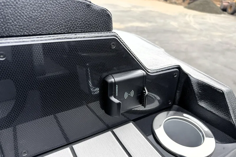 Slide: The Image of Charging station on 2026 Premier 230 SOLARIS RS boat dashboard. - 40