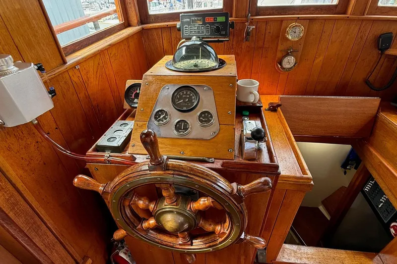 Slide: The Image of Custom 44 Troller - Helm - 10