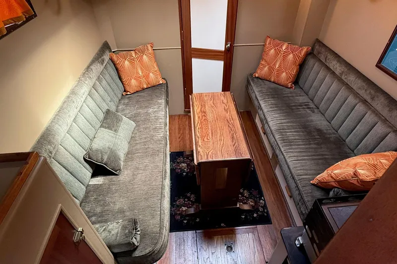 Slide: The Image of Custom 44 Troller - Salon - 4