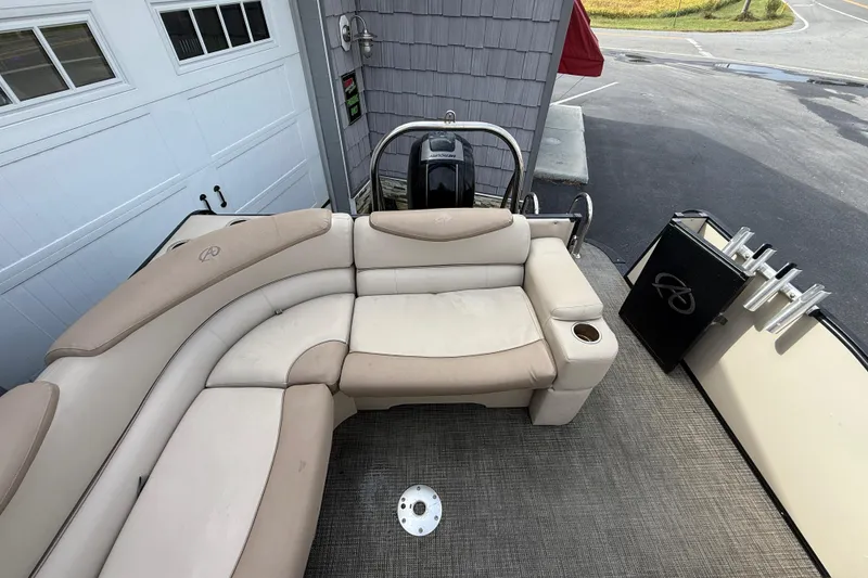 Slide: The Image of 2018 Avalon 2585 Catalina Elite Tri-toon boat with beige seating and cup holder. - 23
