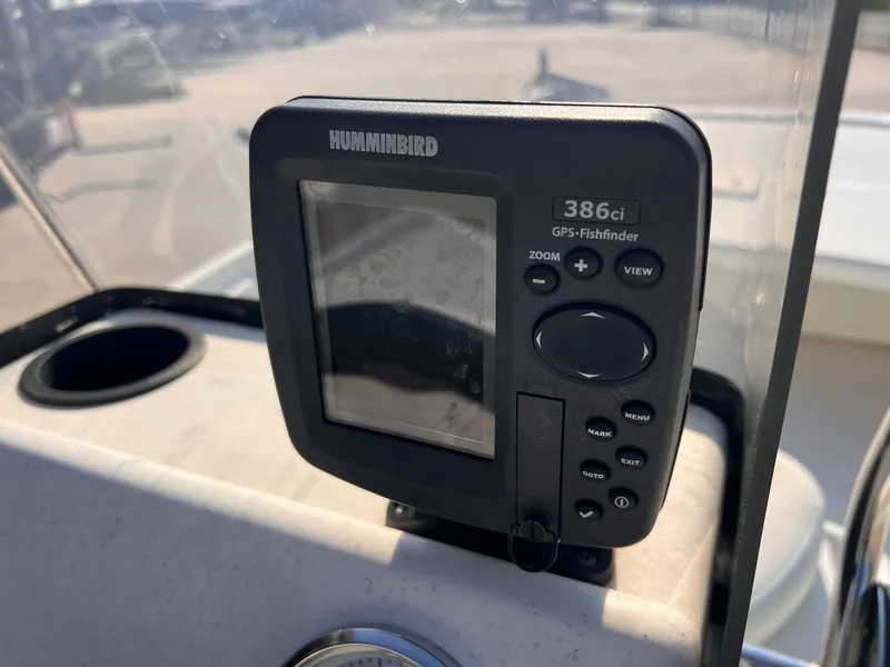 Slide: The Image of Humminbird 386ci GPS fishfinder on 2016 Mako Pro 17 Skiff CC boat console. - 9