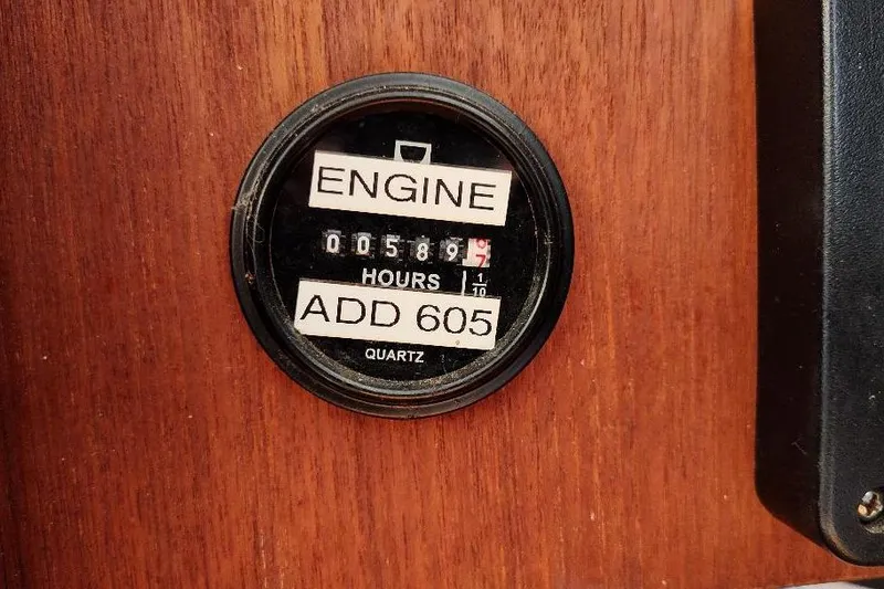 Slide: The Image of Engine hour meter on 1989 Hunter Vision 32, displaying 589.7 hours. - 36