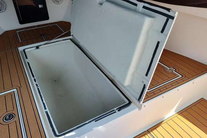 Slide: The Image of Open storage compartment on 1995 Ocean Master 31 Center Console boat deck. - 25