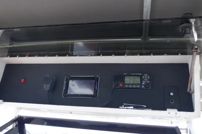 Slide: The Image of 1995 Ocean Master 31 Center Console dashboard with radio and navigation equipment. - 39