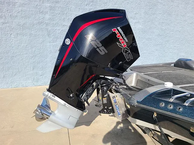 Slide: The Image of 2006 Ranger Z19 Comanche boat with Mercury Pro XS 225 outboard motor. - 10