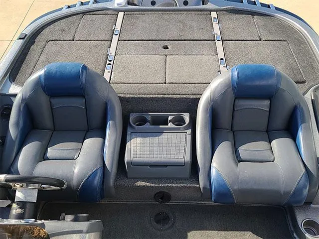 Slide: The Image of 2006 Ranger Z19 Comanche boat interior with dual seats and storage. - 4
