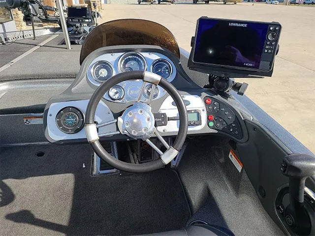 Slide: The Image of 2006 Ranger Z19 Comanche boat dashboard with steering wheel and Lowrance fishfinder. - 9