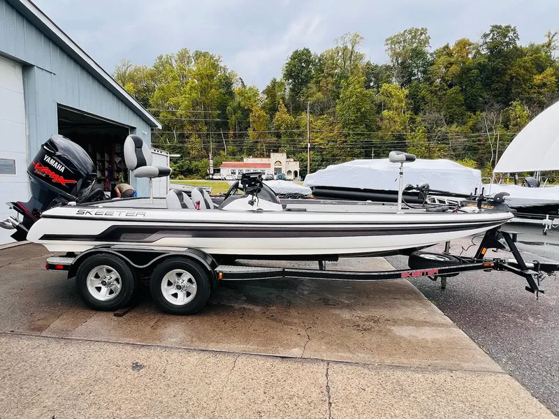 Slide: The Image of Skeeter ZX225 2011 - 1