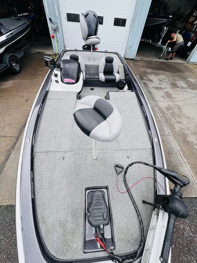 Slide: The Image of Skeeter ZX225 2011 - 16