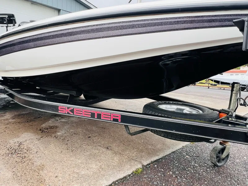 Slide: The Image of Skeeter ZX225 2011 - 18