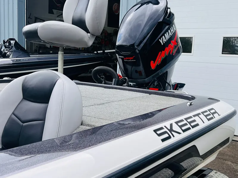 Slide: The Image of Skeeter ZX225 2011 - 21