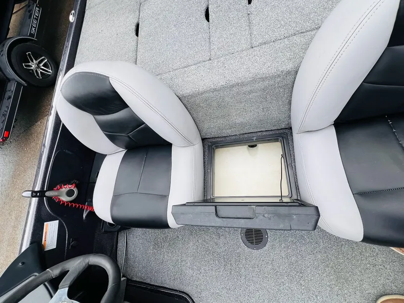 Slide: The Image of Skeeter ZX225 2011 - 23