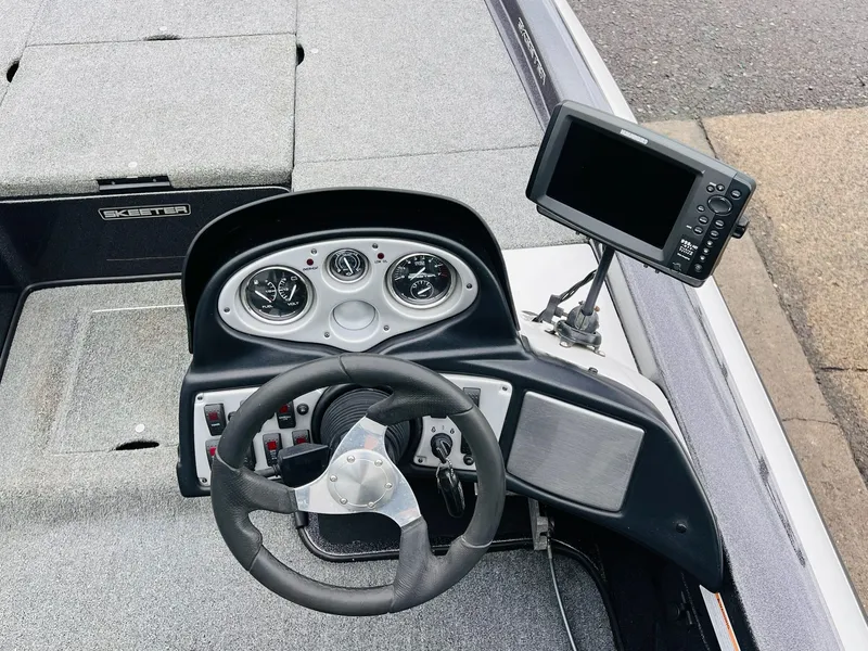 Slide: The Image of Skeeter ZX225 2011 - 26