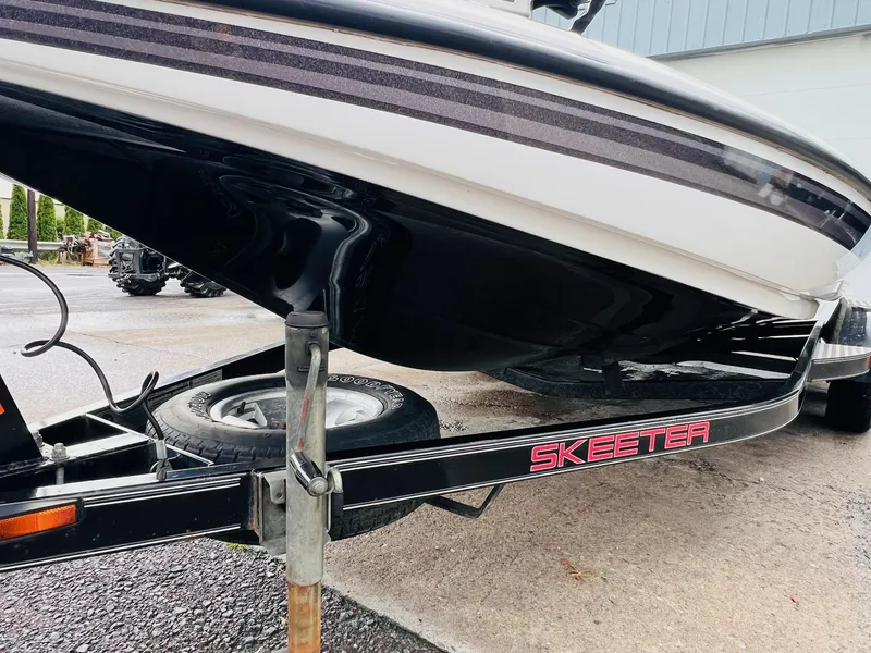 Slide: The Image of Skeeter ZX225 2011 - 27