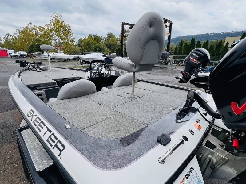 Slide: The Image of Skeeter ZX225 2011 - 30