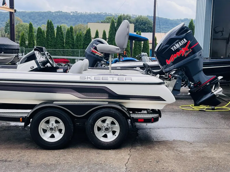 Slide: The Image of Skeeter ZX225 2011 - 34