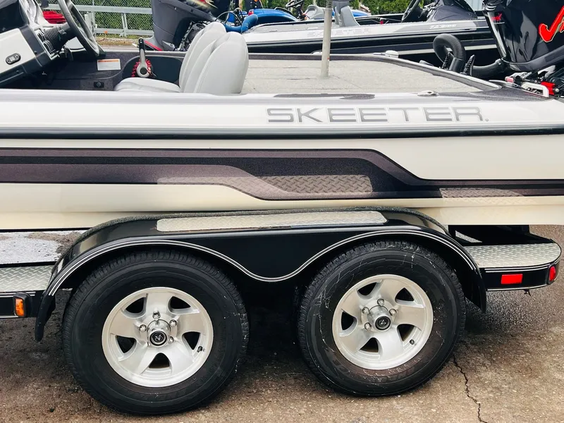 Slide: The Image of Skeeter ZX225 2011 - 36