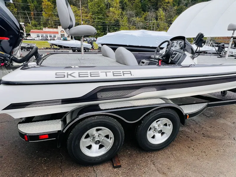 Slide: The Image of Skeeter ZX225 2011 - 39