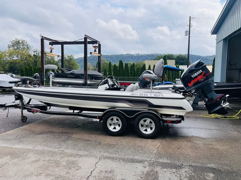 Slide: The Image of Skeeter ZX225 2011 - 6