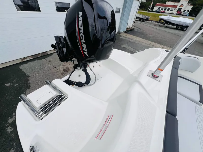 Slide: The Image of Bayliner Element M15 2023 - 22