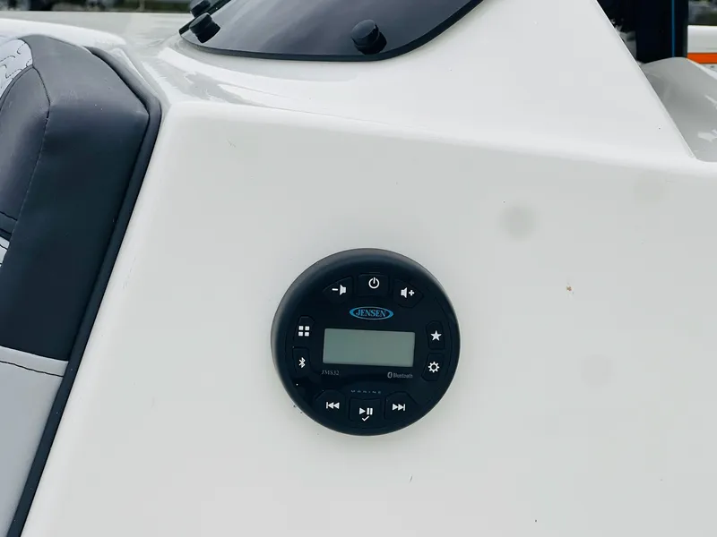 Slide: The Image of Bayliner Element M15 2023 - 8