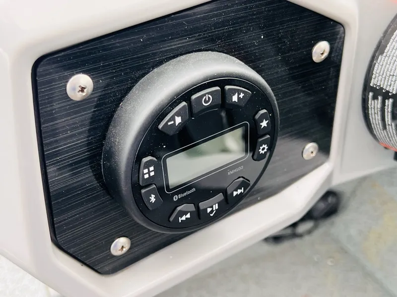 Slide: The Image of Starcraft Fishmaster 196 2025 - 16