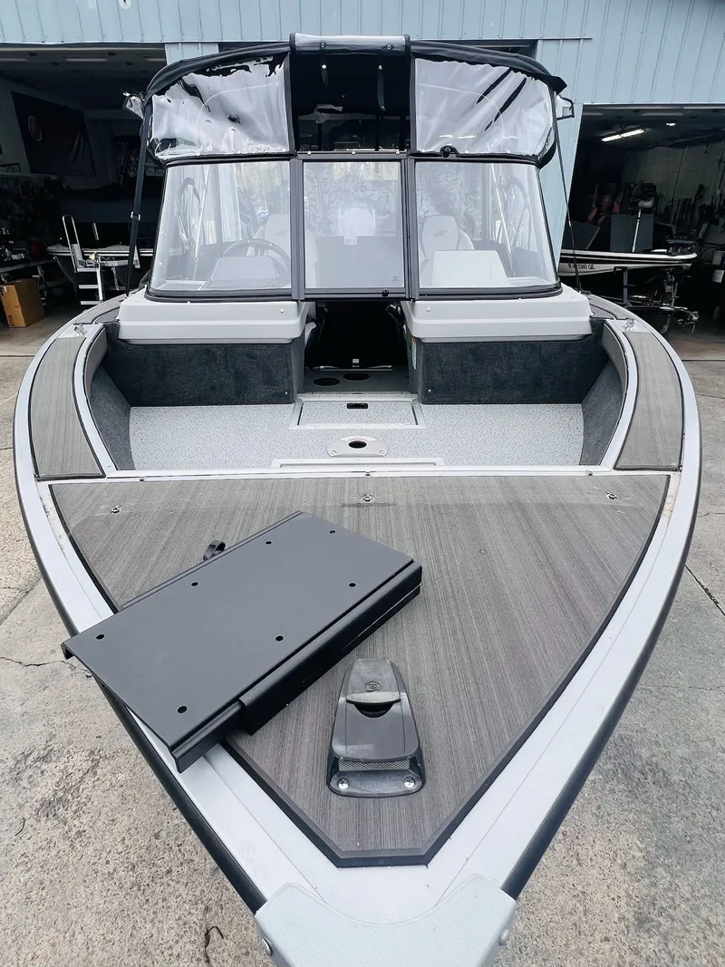 Slide: The Image of Starcraft Fishmaster 196 2025 - 4